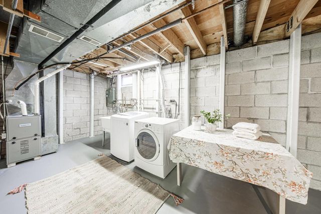 520 Greenmeadow DRIVE, Waukesha, WI 53188