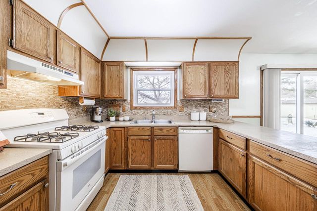 520 Greenmeadow DRIVE, Waukesha, WI 53188