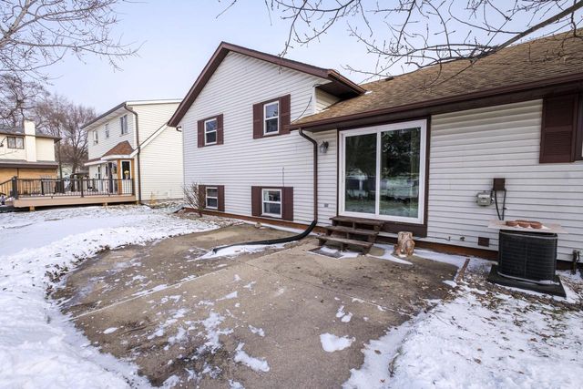 520 Greenmeadow DRIVE, Waukesha, WI 53188