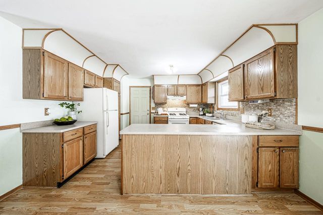 520 Greenmeadow DRIVE, Waukesha, WI 53188