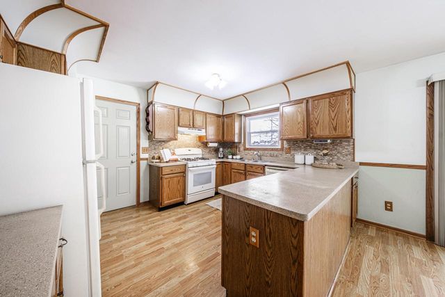 520 Greenmeadow DRIVE, Waukesha, WI 53188