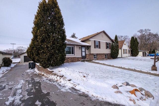 520 Greenmeadow DRIVE, Waukesha, WI 53188