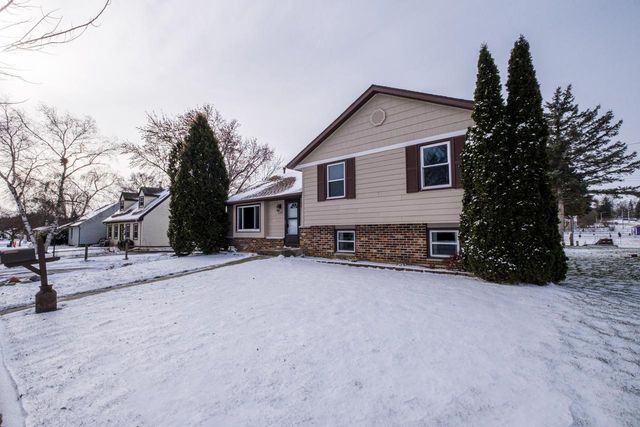 520 Greenmeadow DRIVE, Waukesha, WI 53188