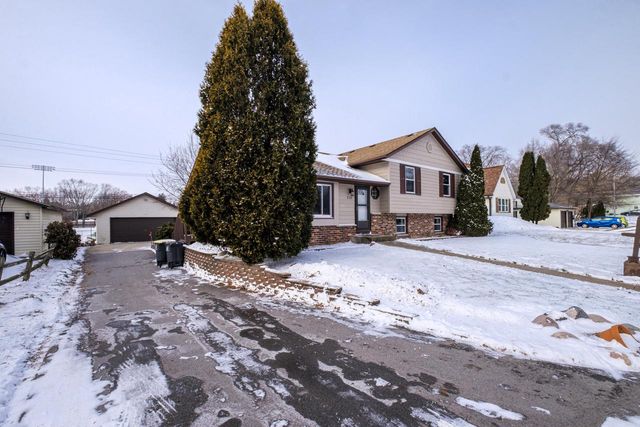 520 Greenmeadow DRIVE, Waukesha, WI 53188