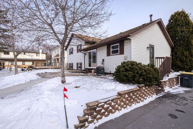 520 Greenmeadow DRIVE, Waukesha, WI 53188