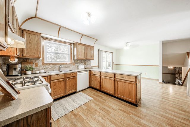 520 Greenmeadow DRIVE, Waukesha, WI 53188