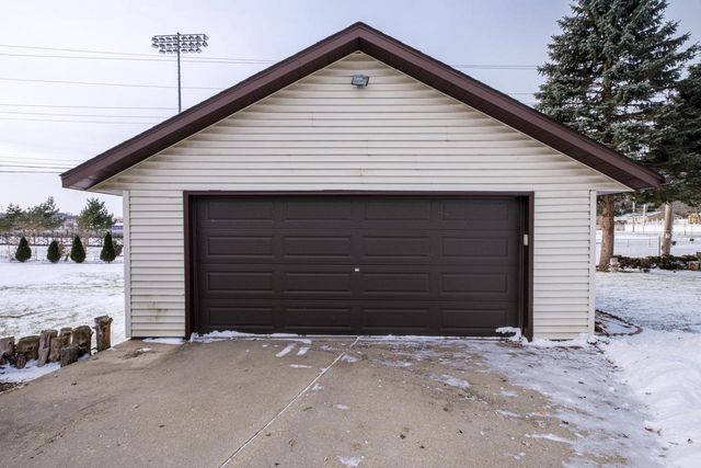 520 Greenmeadow DRIVE, Waukesha, WI 53188