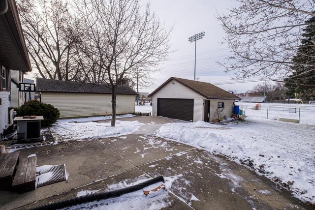 520 Greenmeadow DRIVE, Waukesha, WI 53188