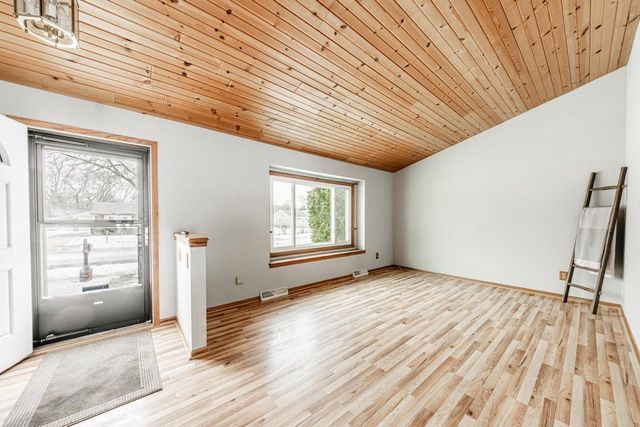 520 Greenmeadow DRIVE, Waukesha, WI 53188