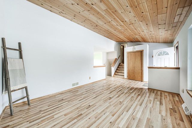 520 Greenmeadow DRIVE, Waukesha, WI 53188