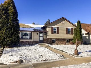 520 Greenmeadow DRIVE, Waukesha, WI 53188