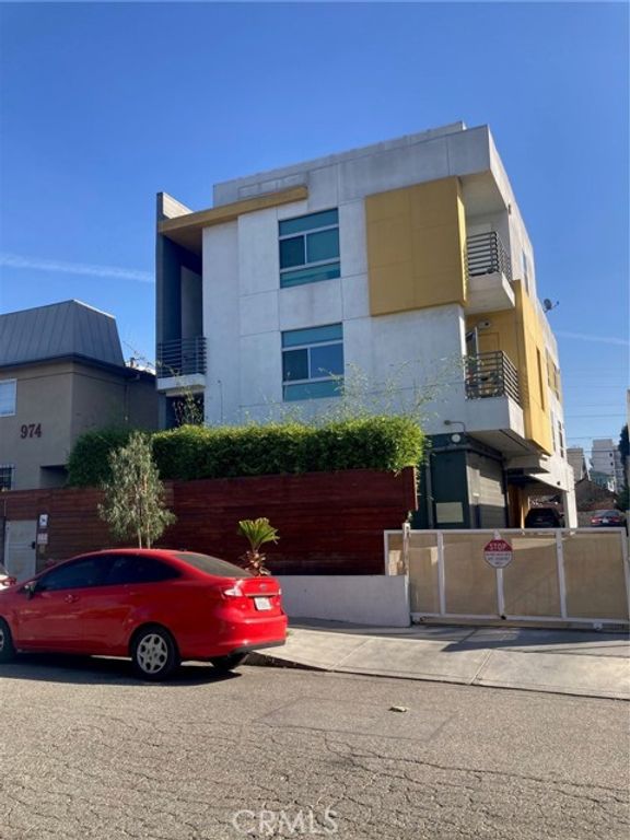 978 S Mariposa, Los Angeles, CA 90006