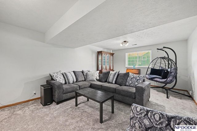 18907 R Street, Omaha, NE 68135