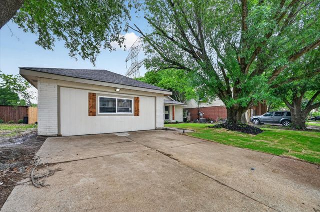 2832 Red Oak Drive, Grand Prairie, TX 75052
