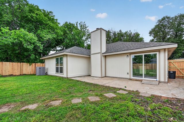 2832 Red Oak Drive, Grand Prairie, TX 75052