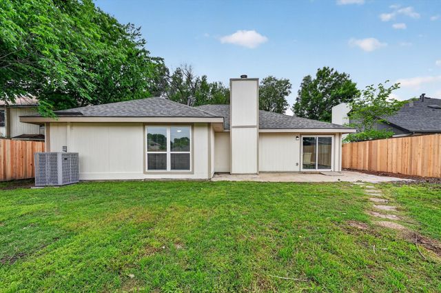 2832 Red Oak Drive, Grand Prairie, TX 75052