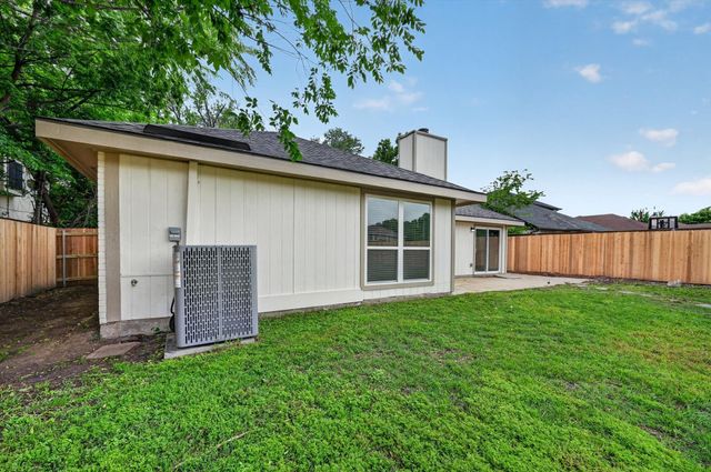 2832 Red Oak Drive, Grand Prairie, TX 75052