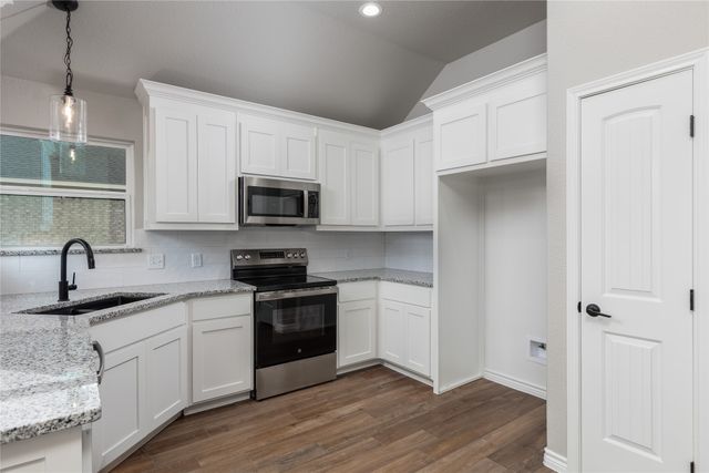 1607 W College Street, Jacksboro, TX 76458