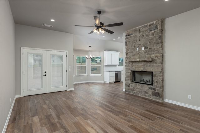 1607 W College Street, Jacksboro, TX 76458