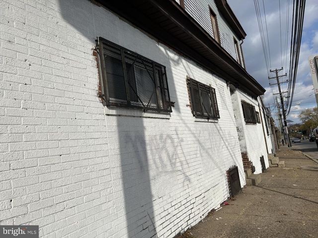 2711 RIVER RD, Camden, NJ 08105