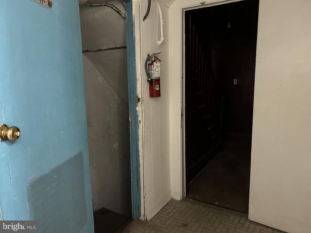 2711 RIVER RD, Camden, NJ 08105