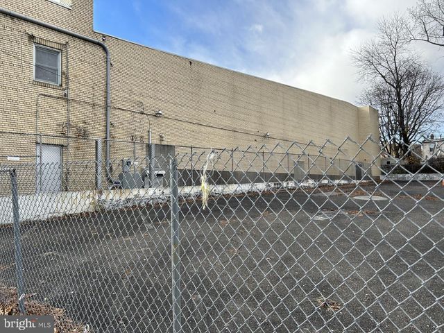 2711 RIVER RD, Camden, NJ 08105