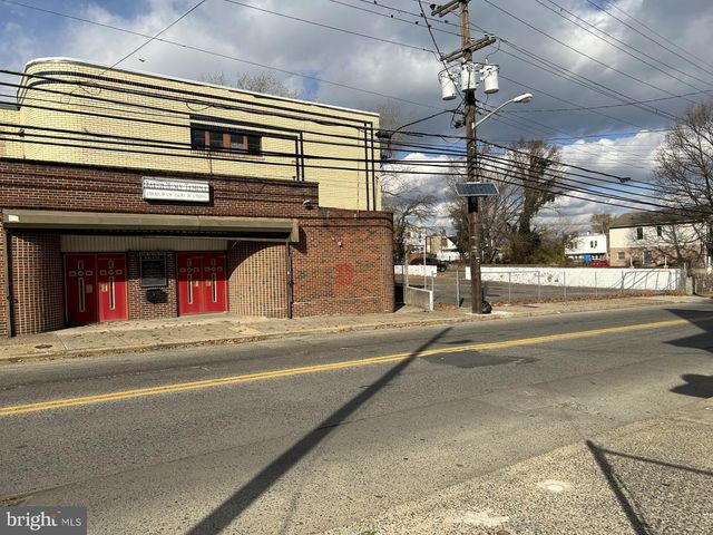 2711 RIVER RD, Camden, NJ 08105