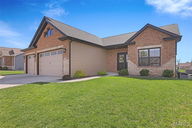 212 Meridian Oaks Drive, Glen Carbon, IL 62034