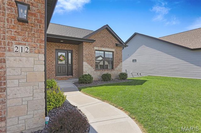 212 Meridian Oaks Drive, Glen Carbon, IL 62034