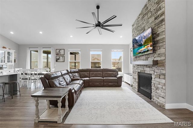 212 Meridian Oaks Drive, Glen Carbon, IL 62034