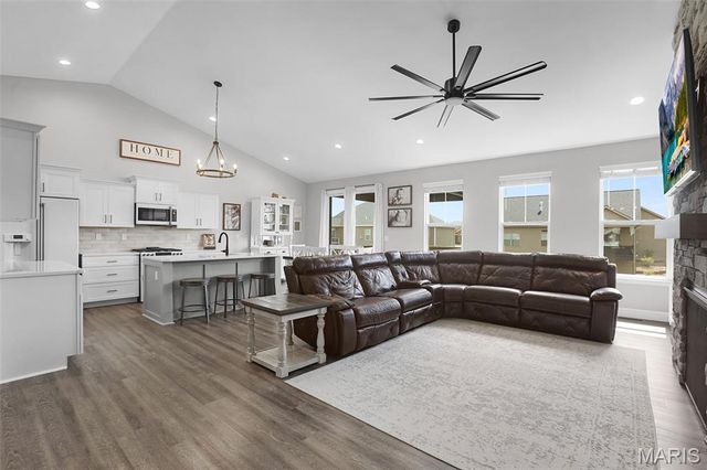 212 Meridian Oaks Drive, Glen Carbon, IL 62034