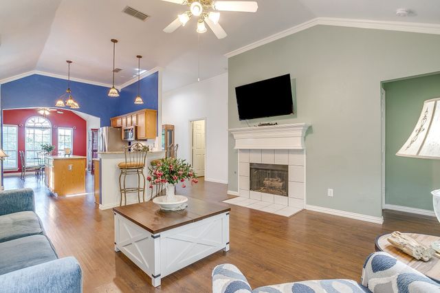 108 Hollywood Boulevard, Euless, TX 76040