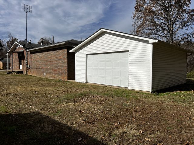 115 S Oak Dr, Collinwood, TN 38450