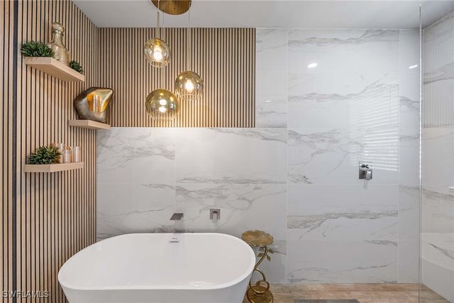 10620 Gulf Shore DR 203, Naples, FL 34108