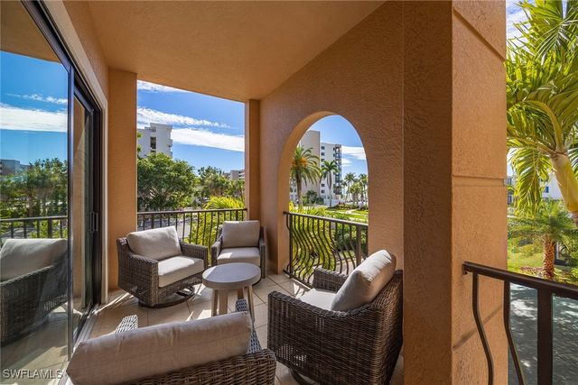 10620 Gulf Shore DR 203, Naples, FL 34108