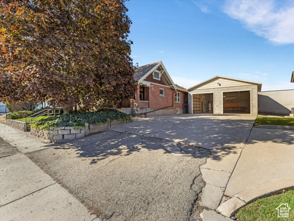 Image 2 of property listing at 4320 S COMMERCE DR, Murray, UT 84107