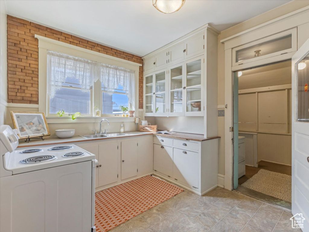 Image 13 of property listing at 4320 S COMMERCE DR, Murray, UT 84107