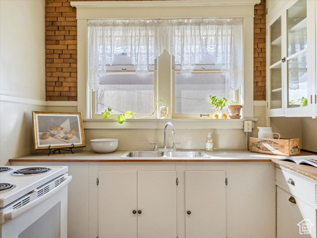 Image 14 of property listing at 4320 S COMMERCE DR, Murray, UT 84107