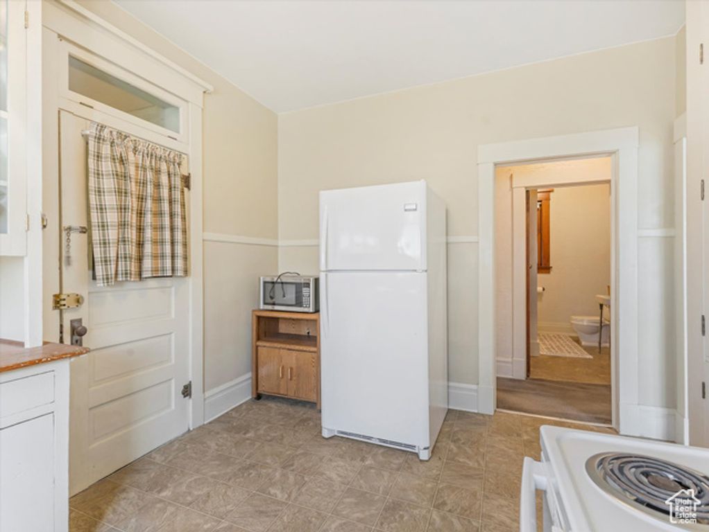 Image 15 of property listing at 4320 S COMMERCE DR, Murray, UT 84107