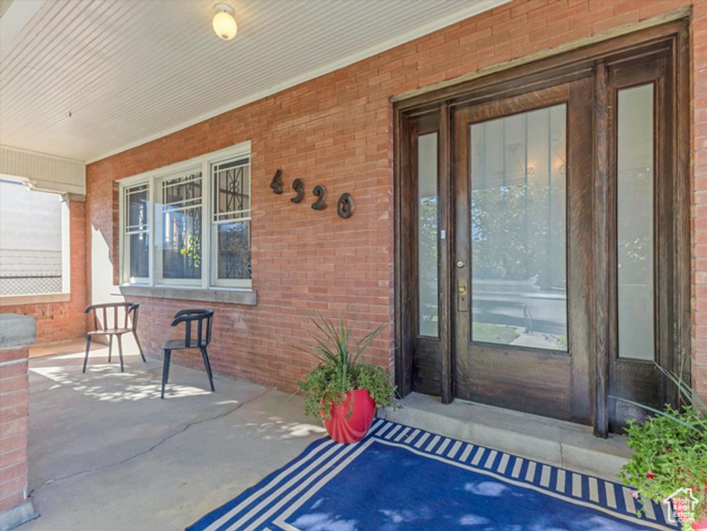 Image 3 of property listing at 4320 S COMMERCE DR, Murray, UT 84107