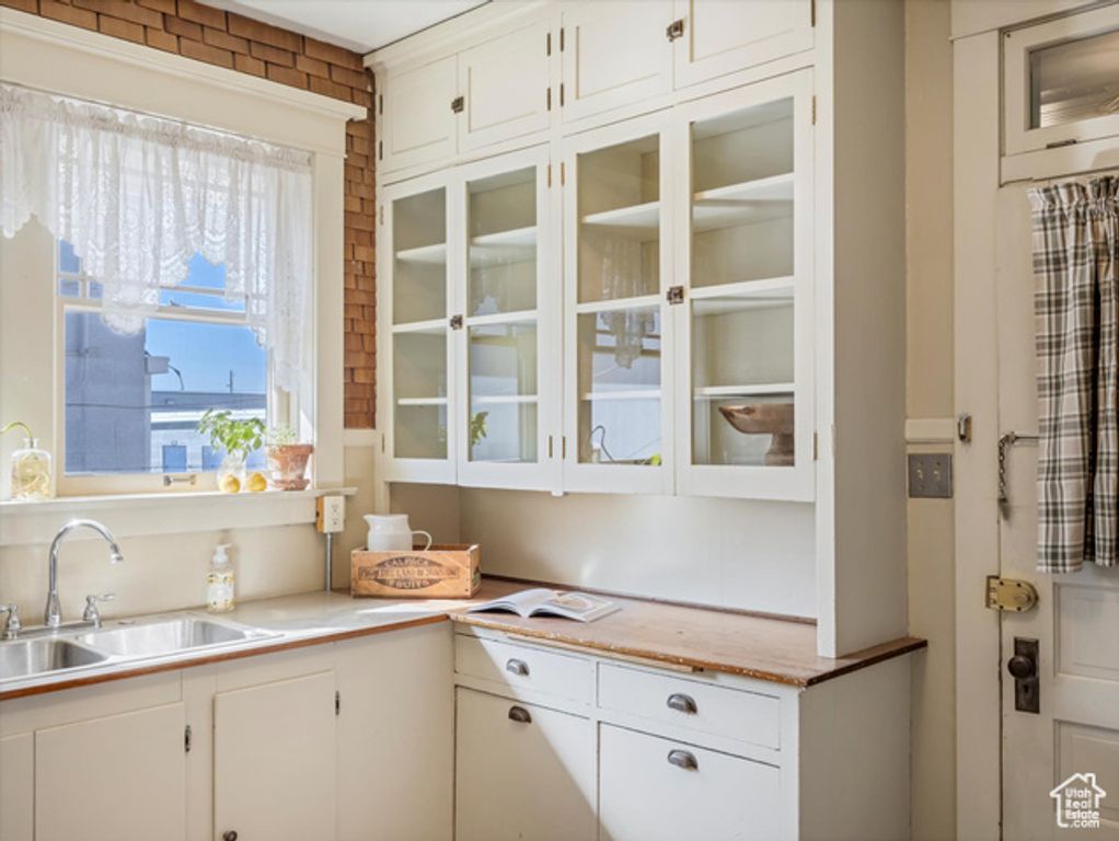 Image 21 of property listing at 4320 S COMMERCE DR, Murray, UT 84107