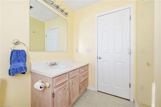 1008 Kingstree Ridge Drive, Winston-salem, NC 27127