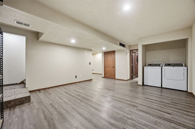 125 Stanwyck Dr, Iowa City, IA 52240