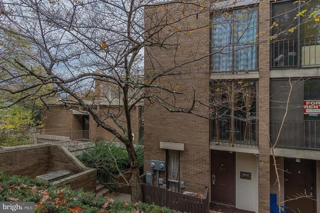 1604 WASHINGTON PLZ N, Reston, VA 20190