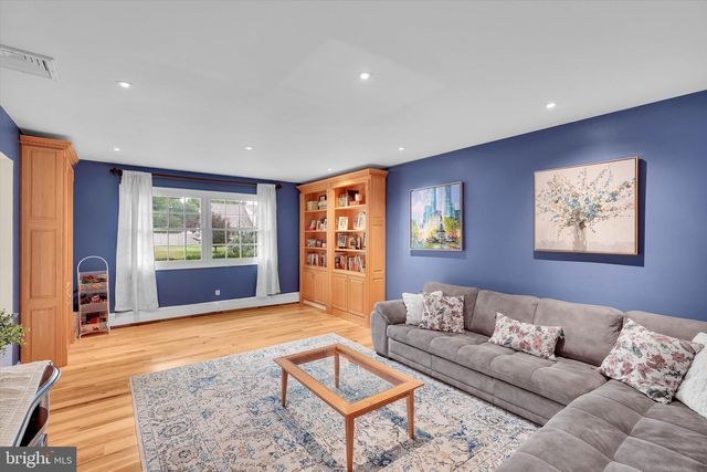 755 GORDON DR, Yardley, PA 19067