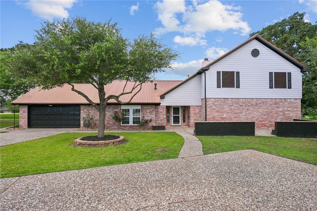 2711 Pinehurst Circle, Bryan, TX 77802