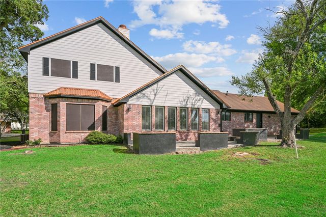 2711 Pinehurst Circle, Bryan, TX 77802