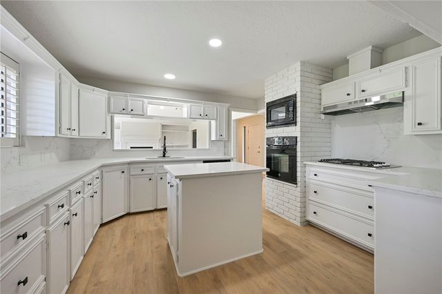 2711 Pinehurst Circle, Bryan, TX 77802