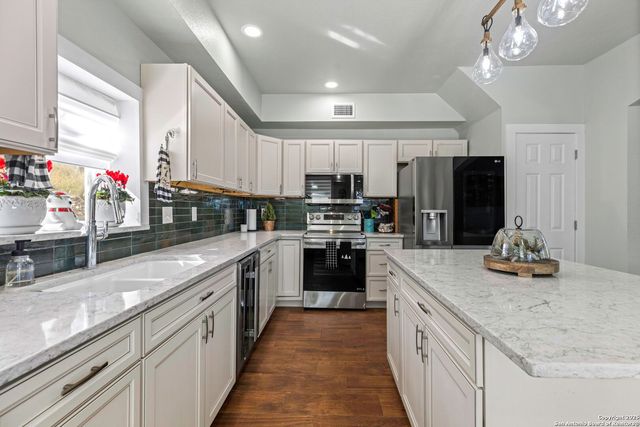 218 Mountain Side, Lakehills, TX 78063