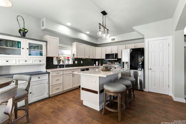 218 Mountain Side, Lakehills, TX 78063